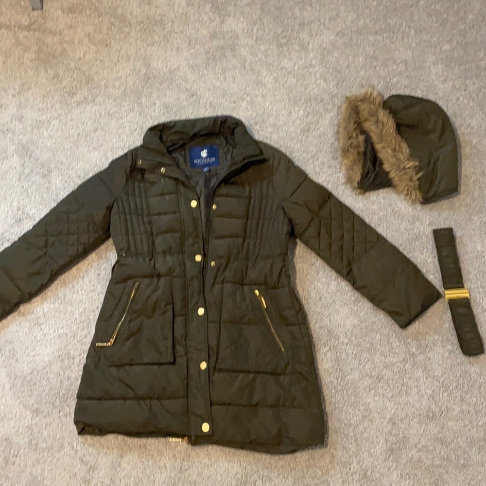 SOLD!! Women’s medium Rocawear olive green bubble coat